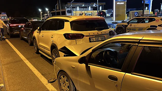 Ani fren yapıp kaçan sürücü, zincirleme kazaya neden oldu: 3 yaralı