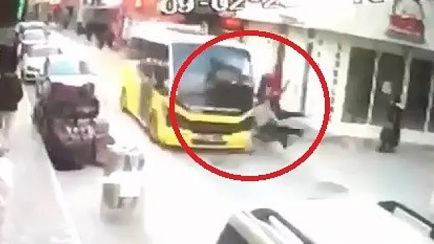 Aniden yola çıkan bisikletteki 2 gence minibüs çarptı: Bir tanesi hayatını kaybetti