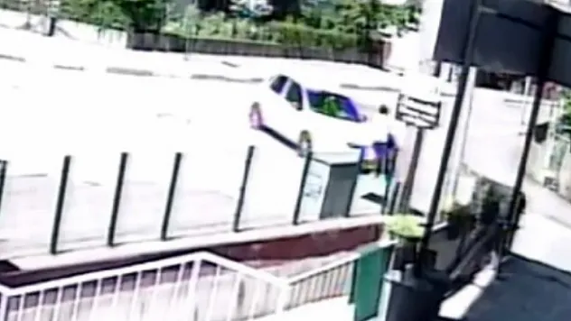 Anne ve çocuğuna otomobil çarptı