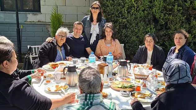 Anneler gününde huzurevinde kalan yaşlılar unutulmadı