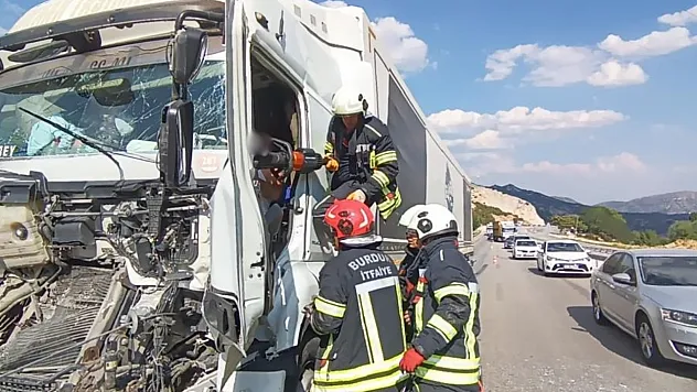 Antalya-Burdur Yolu'nda iki tır çarpıştı, 1 kişi yaralandı