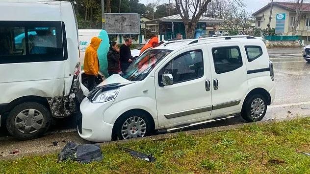 Antalya'da 4 araçlı zincirleme kaza: Araçta sıkışan yolcu itfaiye ekiplerince çıkartıldı