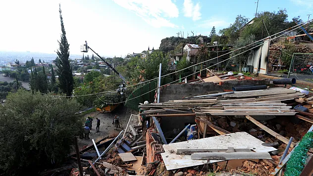 Antalya'da 4 kişinin ölümüne sebep olan hortum, şantiye alanına gelinceye kadar önüne geleni adeta parçalamış