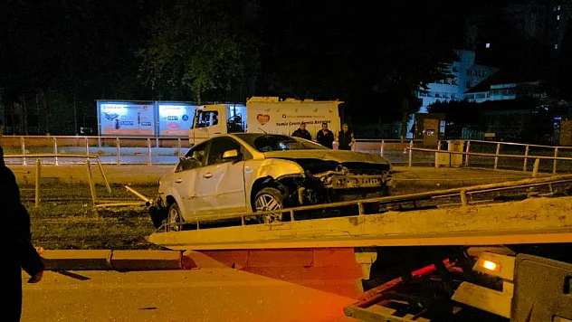 Antalya'da alkollü sürücü tramvay durağına daldı