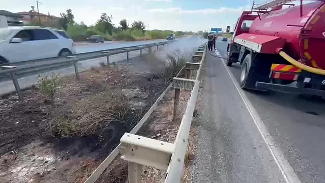 Antalya'da araçtan atılan izmarit refüjde yangın çıkardı