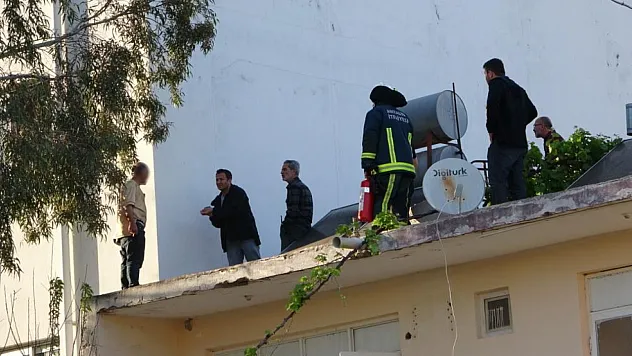 Antalya'da çatıya çıkıp üzerine benzin döktü gazeteci oyaladı polis yakaladı