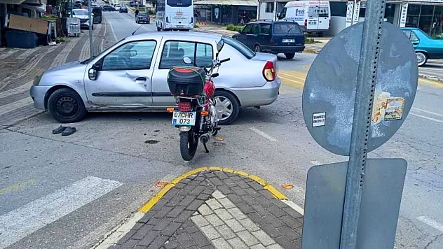 Antalya'da dönüş yasağına uymayan otomobile motosiklet çarptı: 2 yaralı