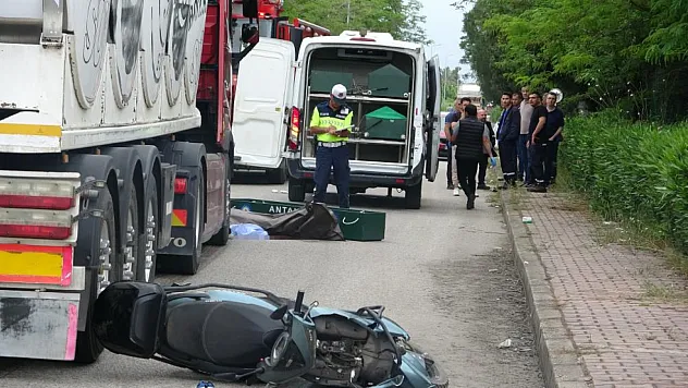 Antalya'da feci kaza: Tırın altında kalan 19 yaşındaki motosikletli genç hayatını kaybetti