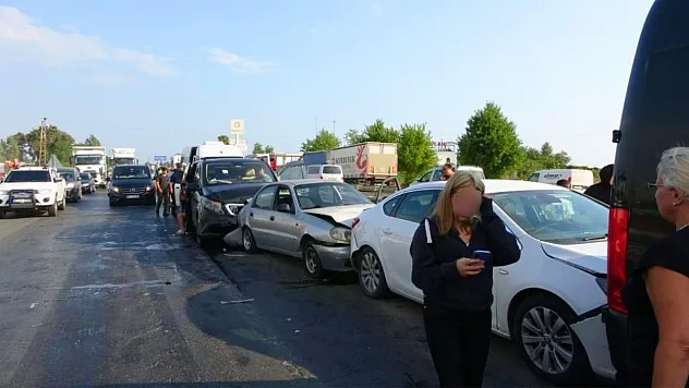 Antalya'da feci kazada ortalık savaş alanına döndü: 17 yaralı