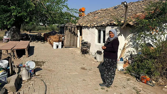 Antalya'da hortumun evsiz bıraktığı aile korkudan eve giremiyor bahçede yaşıyor