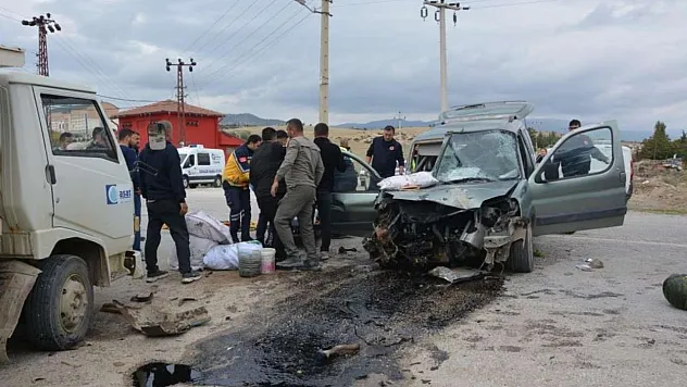 Antalya'da iki kamyonet çarpıştı: 1 ölü, 2 yaralı