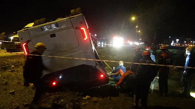 Antalya'da infaz koruma memurlarını taşıyan servis aracı şarampole devrildi: 16 yaralı