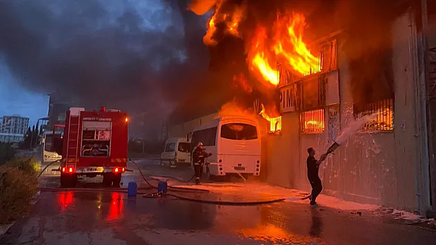 Antalya'da inşaat malzemeleri deposunda yangın