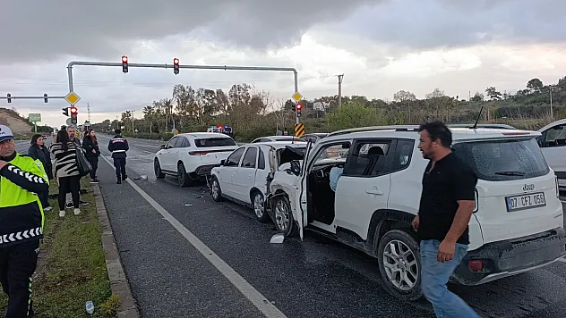 Antalya'da Kaza: Kırmızı ışıkta bekleyen araçlara çarptı, kaçtı