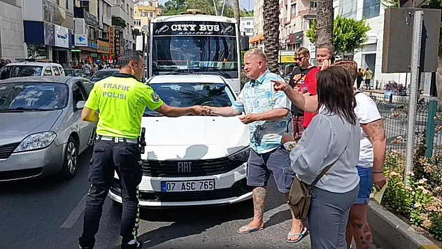Antalya'da kazada haklı olduklarını anlatamayan turistlere vatandaşlar sahip çıktı