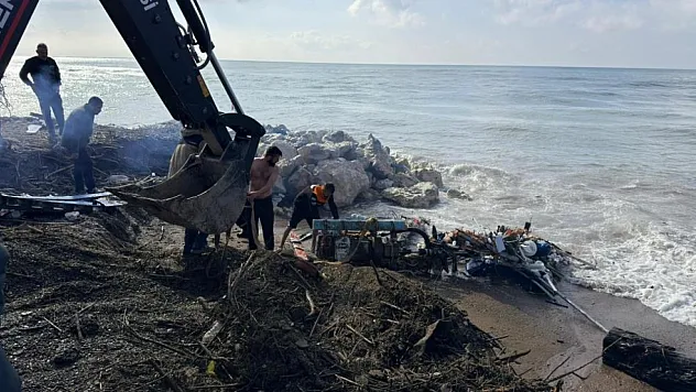 Antalya'da kıyıya yanaşmak istedikleri tekne kayalıklara çarpıp paramparça oldu