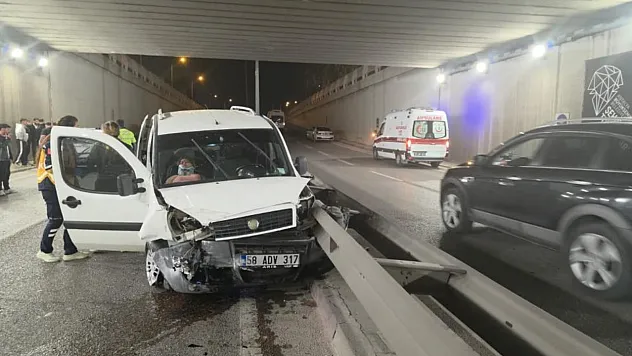Antalya'da kontrolden çıkan otomobil bariyerlere çarptı: 3 yaralı