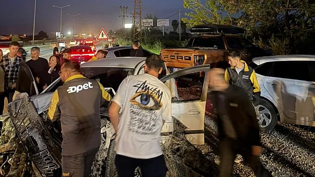 Antalya'da kontrolden çıkan otomobil park halindeki araçları hurdaya çevirdi: 4 yaralı