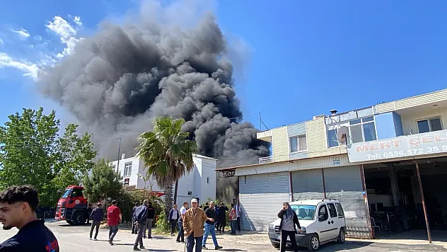 Antalya'da Korkutan Yangın! Depodan Yükselen Alevlere Ekipler Seferber Oldu