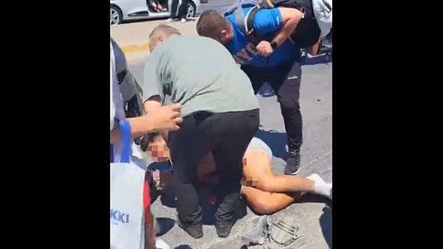 Antalya'da minibüs ile motosiklet çarpıştı: 1'i ağır 2 yaralı
