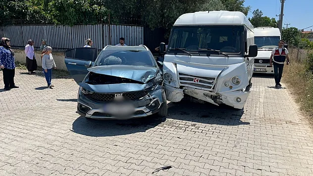 Antalya'da okul servisi otomobille çarpıştı: 7'si anaokulu öğrencisi 9 yaralı