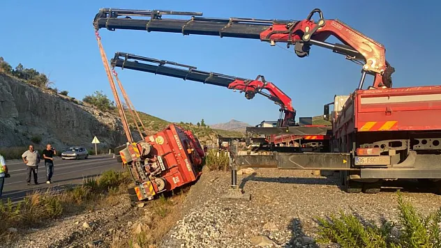 Antalya'da orman yangınına giden su ikmal aracı devrildi