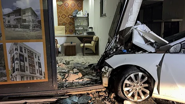 Antalya'da otomobil iş yerine girdi: 3 yaralı