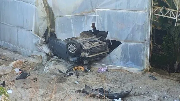 Antalya'da otomobil muz serasına devrildi: 1 ölü, 1 yaralı
