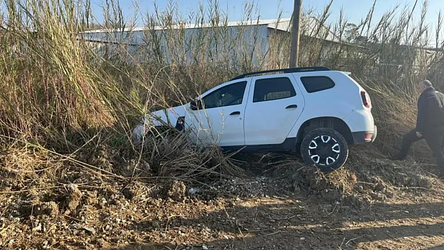 Antalya'da otomobil tarlaya uçtu, sürücü kazayı burnu bile kanamadan atlattı