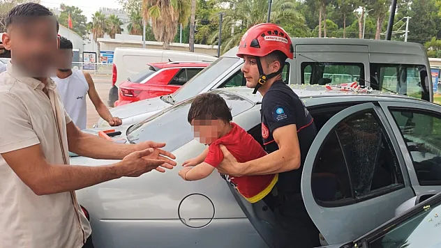 Antalya'da otomobilde kilitli kalan çocuğu itfaiye kurtardı