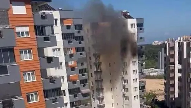 Antalya'da oyun oynarken yakılan mum daireyi küle çevirdi