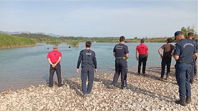 Antalya'da serinlemek için Aksu Çayı'na giren 3 gençten biri akıntıya kapılarak kayboldu