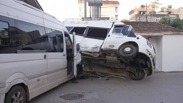 Antalya'da tarım işçilerini taşıyan iki minibüs çarpıştı: 5 yaralı