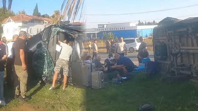 Antalya'da tur minibüsü, kamyonet ve otomobil çarpıştı: 15'i turist 17 yaralı
