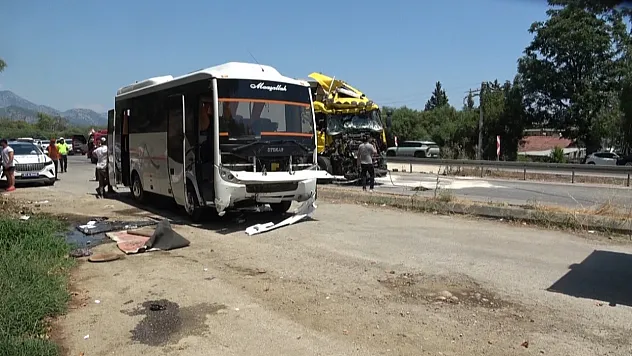 Antalya'da yolcu indirmek için duran midibüse tır arkadan çarptı: 11 yaralı