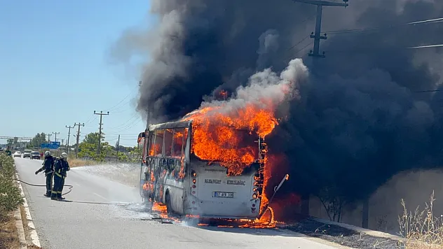 Antalya'da yolcu midibüsü alev alev yandı, sürücü yolcuları tahliye etti