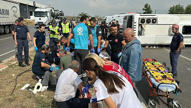Antalya-Isparta Karayolu'nda yolcu midibüsü devrildi: 1'i ağır 17 yaralı