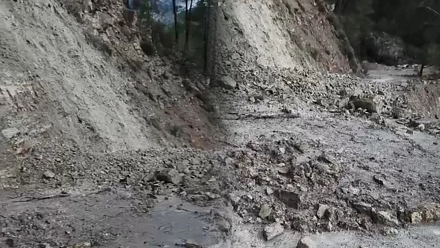 Antalya Kumluca'da Heyelan: Mahalle Yolu Ulaşıma Kapandı
