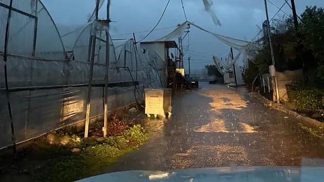 Antalya Kumluca'da yağmur ve hortum seraları vurdu