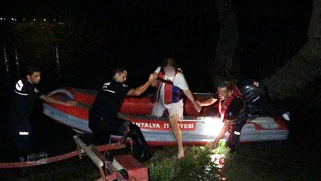 Antalya Manavgat Şelalesi'nde adacıkta mahsur kalan genç kız kurtarıldı