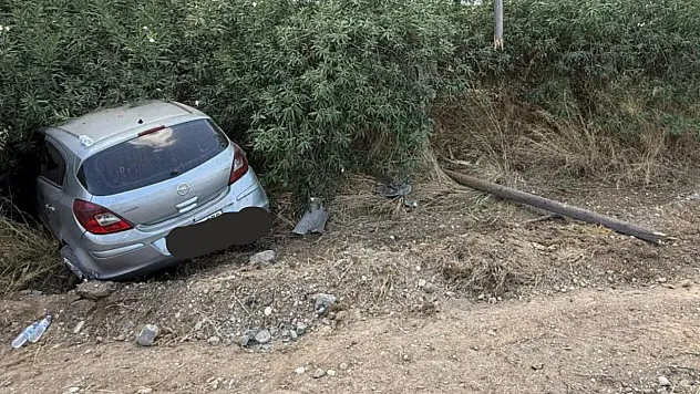 Antalya Serik'te kontrolden çıkan otomobil şarampole yuvarlandı