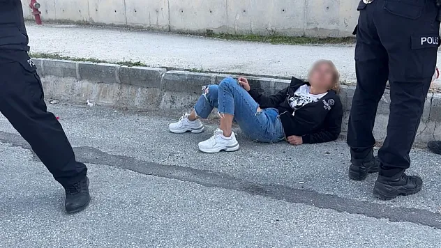 Araçların önüne atlayıp polise saldırmaya çalışan kadın adliyeye sevk edildi