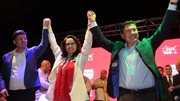 Aras ve Köksal seçim zaferini çoşkuyla kutladılar