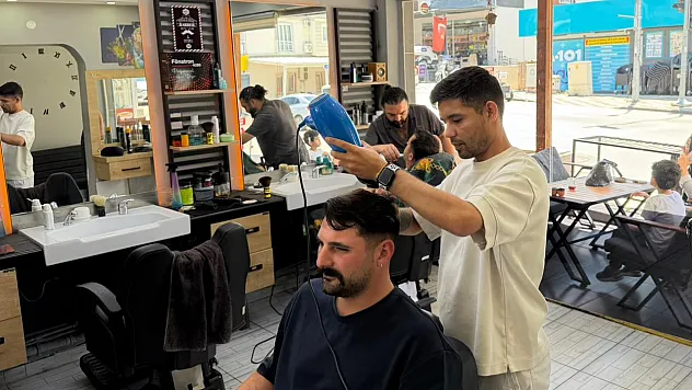 Arife gecesi sabaha kadar tıraş: Fethiye'de berberlerde bayram yoğunluğu