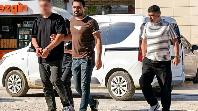 Arkadaşını silahla tehdit edip kendi borcunu ödetti