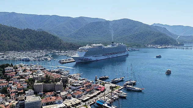 'Aroya' kruvaziyeri Marmaris'e 2 bin 667 turist getirdi