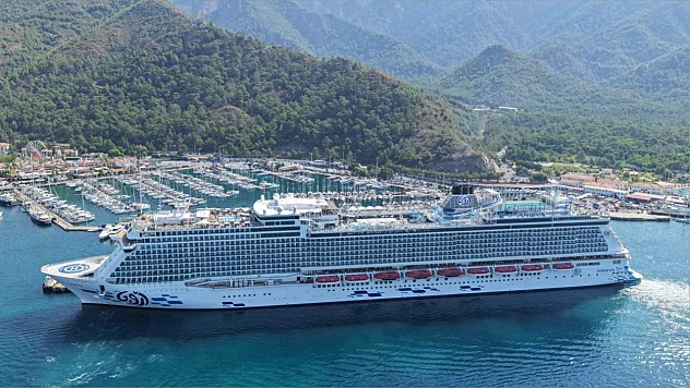 'Aroya' kruvaziyeri Marmaris'e 3 bin 210 turist getirdi
