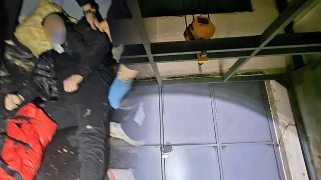 Asansör boşluğuna düşen 17 yaşındaki genç ağır yaralandı