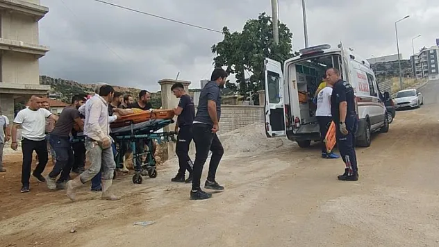Asansör boşluğuna düşen müteahhit yaralandı