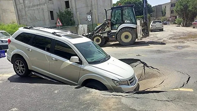 Asfalt yarıldı, içine araç düştü